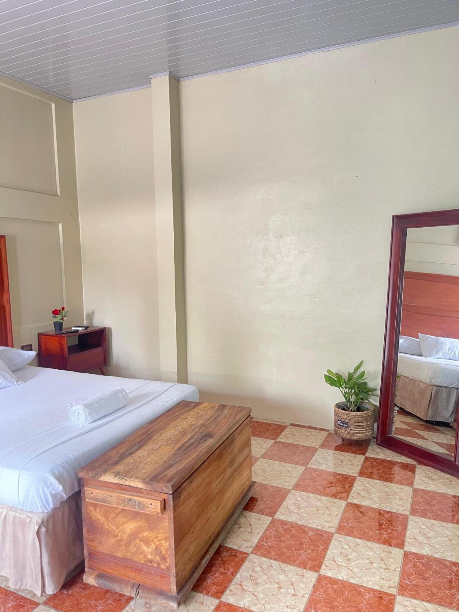 Hostal Eden Мойогалпа Екстер'єр фото